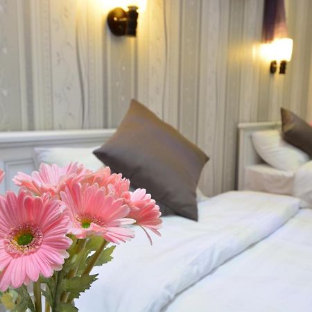 Granada Hotel And Restaurant Tiflis Dış mekan fotoğraf