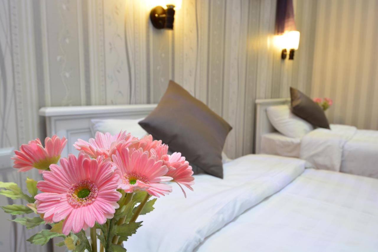 Granada Hotel And Restaurant Tiflis Dış mekan fotoğraf